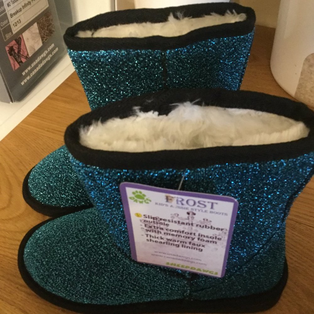 New in box Dawgs sparkle winter boots